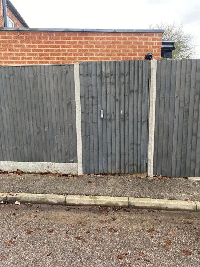 Lovely And Modern Studio Apartment. Borehamwood Exterior photo
